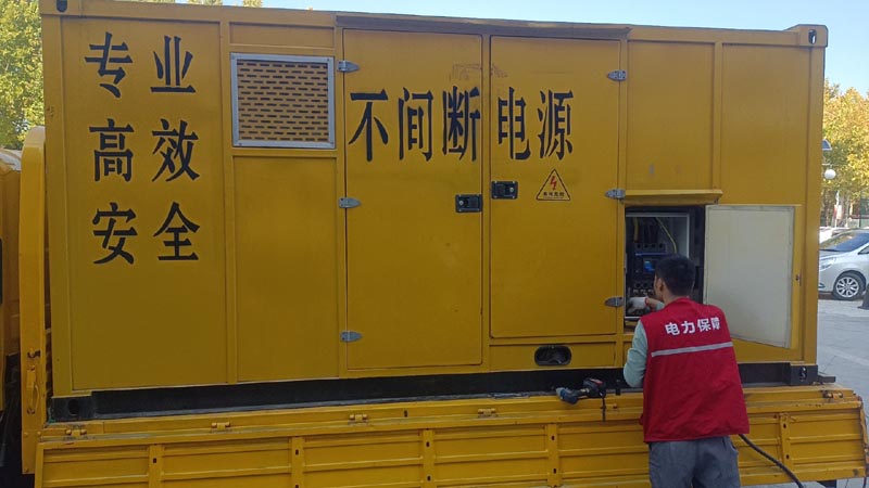 盐源柴油发电机组和UPS电源配合使用时，如何避免切换过程中的电力中断？